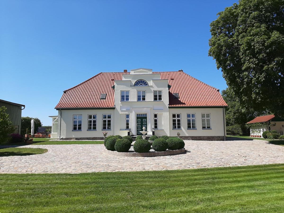 Hotel Gutshaus Neu Farpen à Neuburg  Extérieur photo